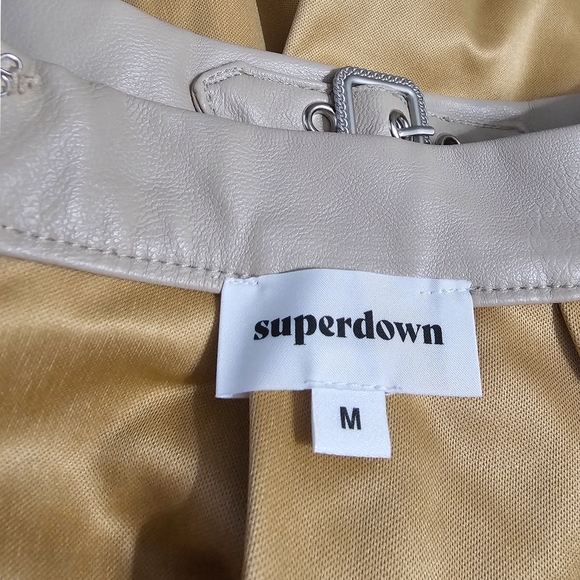 Superdown Jasmine Beige Buckled Pleated Faux Leather A-Line Mini Skirt Sz Medium - Picture 6 of 7